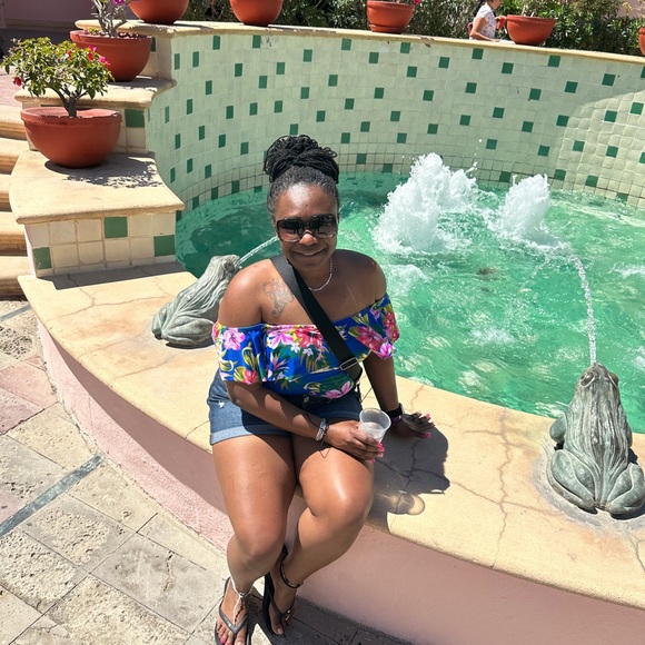 Meet your Posher, Nichole - Picture 3 of 4